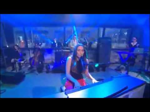 Katy Perry Roar VS Sara Bareilles Brave LIVE