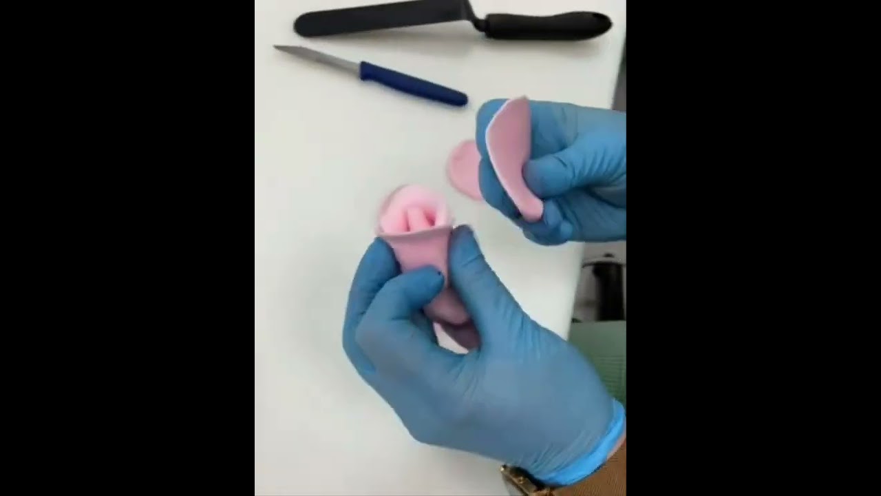 Jak zrobić cukrową różę na tort. Domowacukierenka.pl