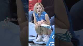 休憩中の金髪彼女　#shorts  #cute #slim #sports