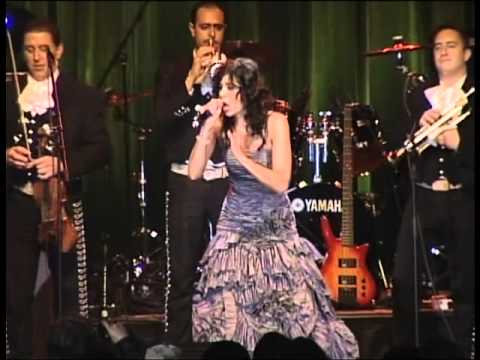 Kristyna Sanchez del grupo SPARX - "Te Traigo Estas Flores" (en vivo)