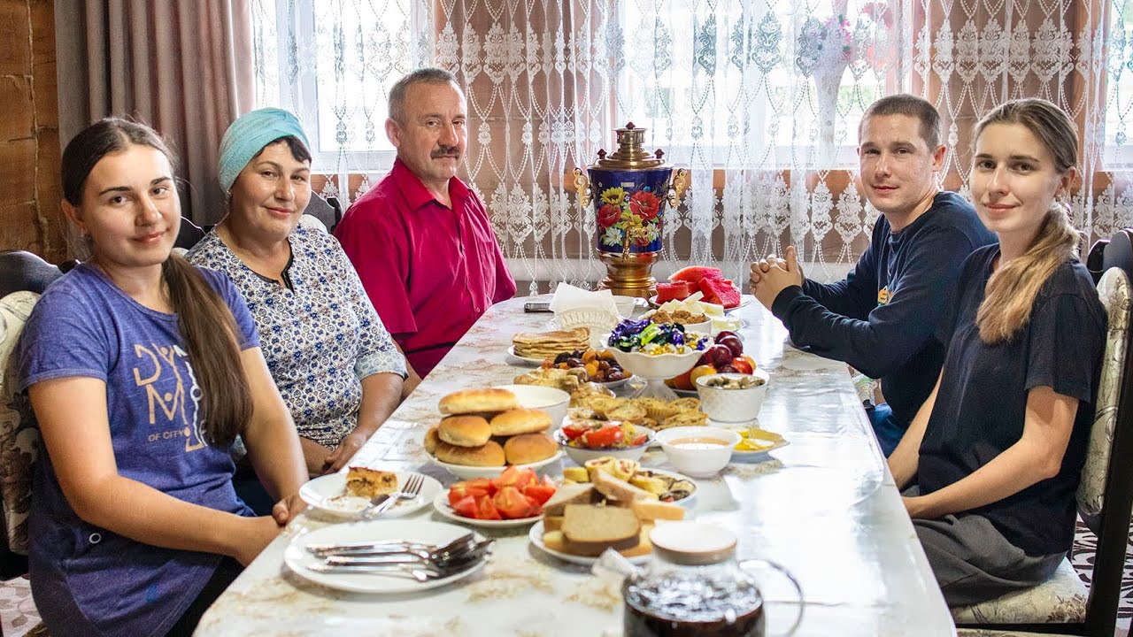 🇷🇺How does the owner of a large apiary live and work in a village? Honey paradise