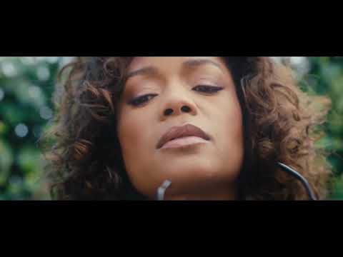 No Time To Die - Pub Michael Kors avec Moneypenny et une ribambelle de produits dérivés