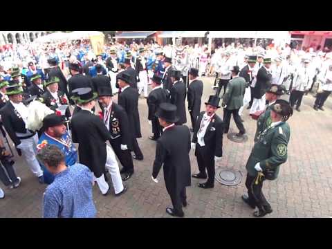 Schützenfest 2019 Neuss Grenadiere singen vor der Königsparade