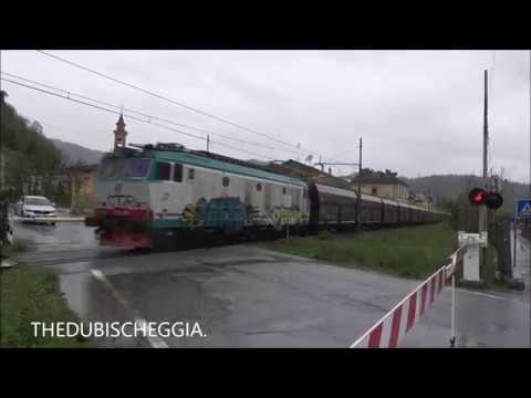 IL SALUTO DEL MERCI  NELLA PIOGGIA AL PASSAGGIO A LIVELLO A ROCCAVIONE (CN) MART. 23 - 4 - 2019