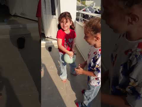 BALONLARI BALKONDAN UCURDUK 😯😯🫢 #alinecati#shorts#keşfet#youtubeshorts#keşfetbeniöneçıkar#cute