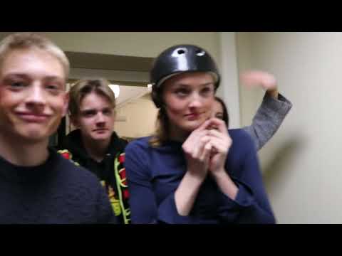 72 (ish) spørsmål med skuespillerne i fossrevyen 2025