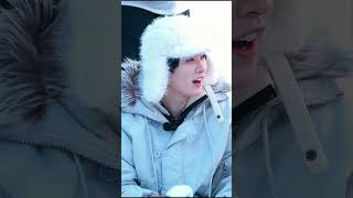 Hyunjin tried to protect FELIX from the punishment, the snow was only shed to lee know 😂 #hyunlix