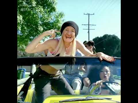 La nonnina imita Gwen Stefani.