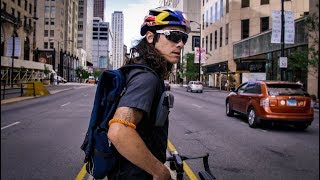Un bike messenger sulle strade di Chicago