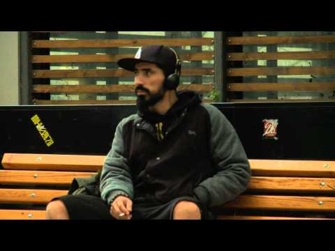 12ος Πίθηκος -H μοναξιά στο πεζοδρόμιο ( Official Music Video ) HD