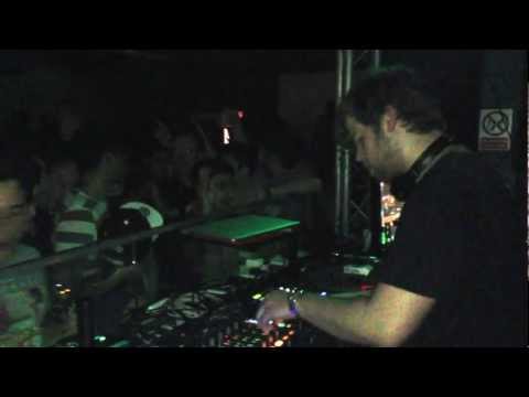 Finnebassen feat. Natalie Conway - Show Me How