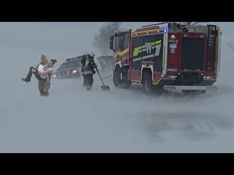 Horrific Year-End Chaos in Poland | Extreme Snowstorm Paralyzes Warsaw, Ostróda, and Kraków