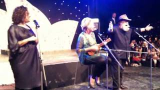 Melinda Schneider and friends perform 'Hands Across Australia'