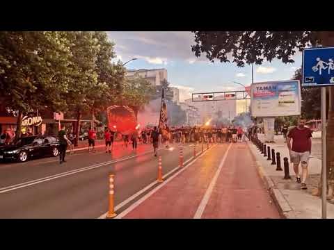 Sjajna navijačka atmosfera u Podgorici pred poćetak fudbalskog meča Crna Gora - Bosna i Hercegovina