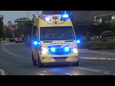 A1 Ambulances 06-184, 06-187 & 06-189 met spoed door Elburg voor diverse meldingen