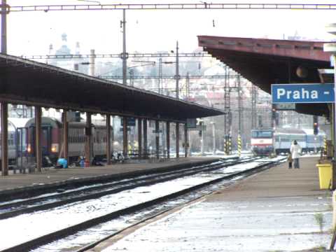 749 121 na čele R 1143 - Praha Vršovice - příjezd - 27.11.2010.