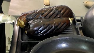 חציל על האש צלוי על מחבת ברזל/פסים בכיסוי ווק..