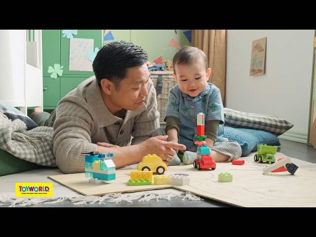 Vídeo relacionado con LEGO Duplo Vehículos Creativos - Juego Educativo para la Motricidad Fina - Coches, Camión de Bomberos, Helicóptero y Camiones de Juguete - Regalo de Cumpleaños para Niños y Niñas de 1+ Años - 10474