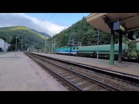 Carbunar UT cu EA inchiriata de la CFR Calatori (impingatoare) tranziteaza in viteza statia Sinaia