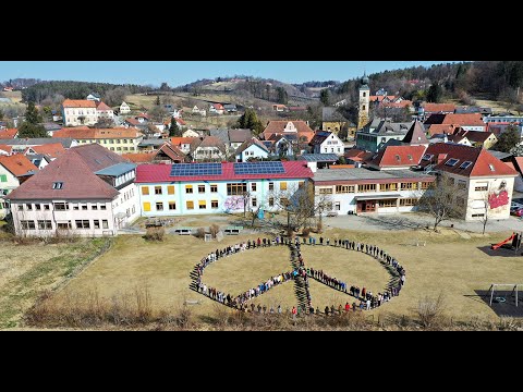 Eine Gedenkminute der Volks- und Mittelschüler*innen Markt Hartmannsdorf für die Ukraine
