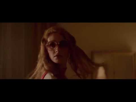 LA DAME DANS L'AUTO AVEC DES LUNETTES ET UN FUSIL - Bande Annonce VF