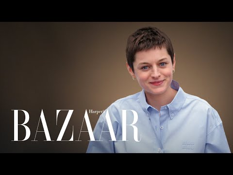 エマ・コリンが認める英国人｜All About Me｜ハーパーズ バザー (Emma Corrin Is Admittedly So British | All About Me | Harper's BAZAAR)