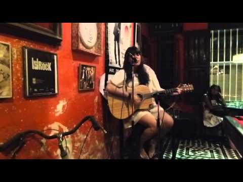 'Walking Away' - Louise Adams live at the Crabs Blues and Rock Bar, Colombia.m4v