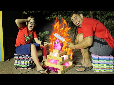 LUCAS E PAPAI BRINCAM DE ACAMPAMENTO