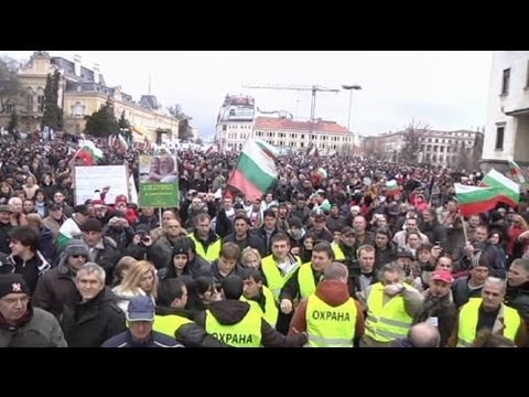 Bulgaria to hold early elections to end widespread protests