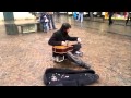 Уличный гитарист играет как бог