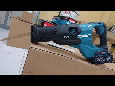 Makita JR002GZ Reciprocating saw XGT, 32mm stroke; švytuoklinio pjovimo funkcija, AVT; greitas ašmenų keitimas; bešepetėlinis variklis, "Z" versija - komplektuojamas be akumuliatoriaus ir kroviklio video