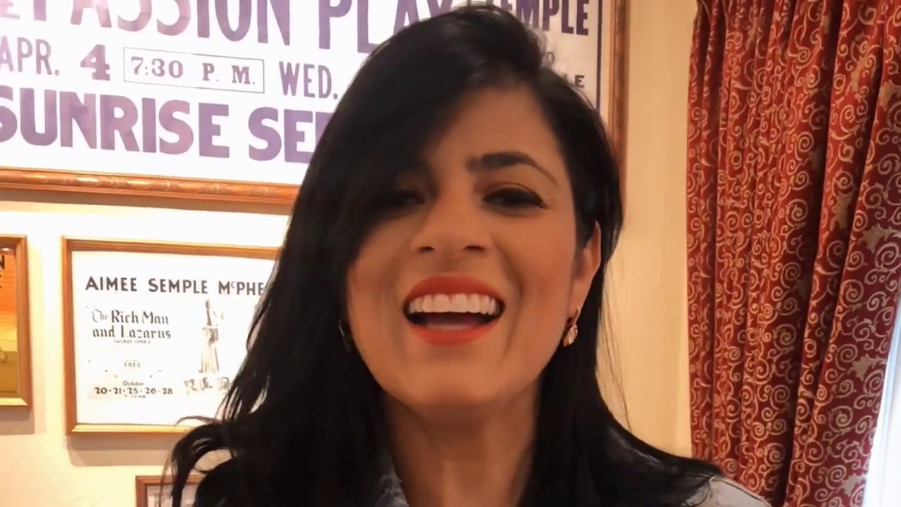 Fernanda Brum conhece casa de Aimee Semple McPherson