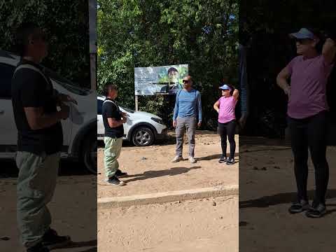 dando instrucciones para la caminata.