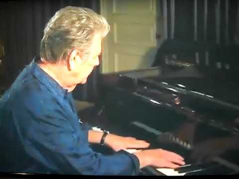 Brian Wilson plays "Heroes And Villains"