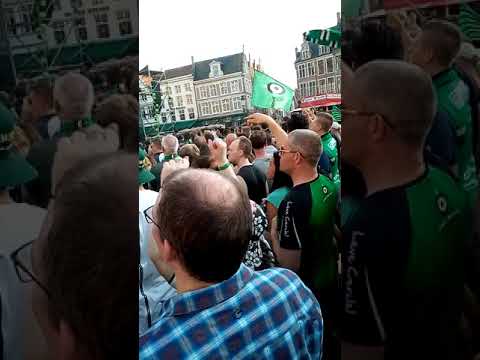 Cercle Brugge supporters zingen op de markt van Brugge