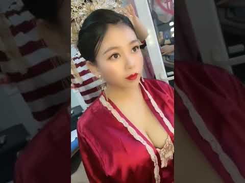 안에 속옷만 걸치고 메컵 받는 누나