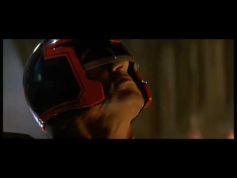 Extrait culte du Film Judge Dredd. La loi c'est moi et l'ordre !
