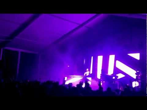 Gareth Emery playing Kernkraft 400 (Chris Schweizer Bootleg Mix) @ Governors Island 8/4/2012