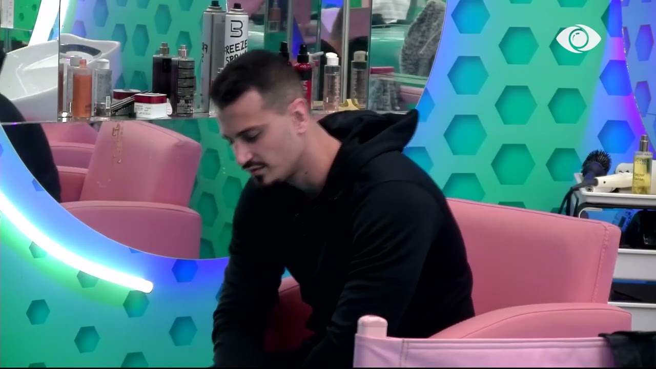 Pas bisedës, Brikena dhe Mateo përqafohen me njëri-tjetrin