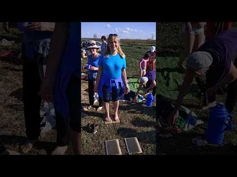 Ольга стоит на гвоздях