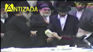 ניגון הנה מה טוב (מנגינה של שישו ושמחו) בהתוועדות הרבי מליובאוויטש - התמונה מוצגת ישירות מתוך אתר האינטרנט יוטיוב. זכויות היוצרים בתמונה שייכות ליוצרה. קישור קרדיט למקור התוכן נמצא בתוך דף הסרטון