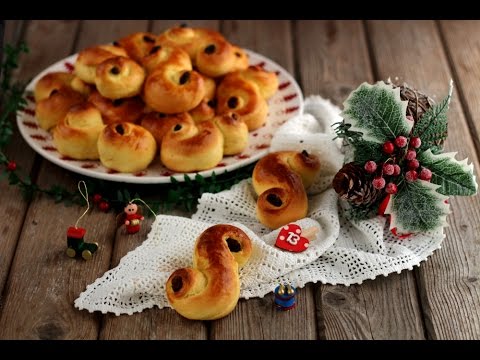 Panini allo zafferano di Santa Lucia rose di pane svedesi