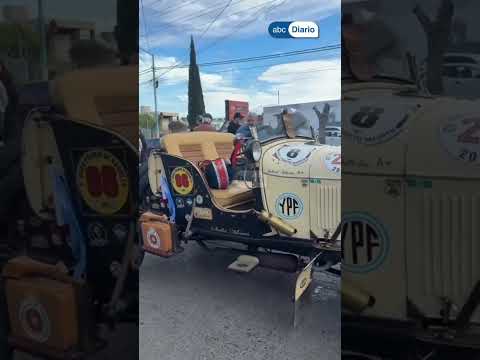 126 autos clásicos recorren la Ruta Azul en una travesía por la costa de Chubut
