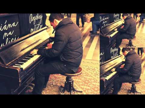 Piano ao vivo na principal estação ferroviária de Praga, Hlavni Nadrazi (Samuele Nubile)