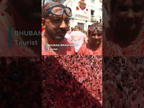 Thousands take part in 'La Tomatina' tomato-throwing festival in Buñol