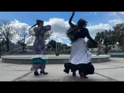 Bailando 💃🏽 sevillanas en una plaza de Paysandú Uruguay