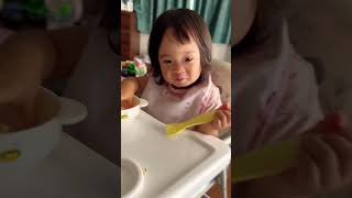 大爆笑する赤ちゃんと端に映るLOL、そしてすね毛　#赤ちゃん #赤ちゃんのいる生活 2023年8月撮影