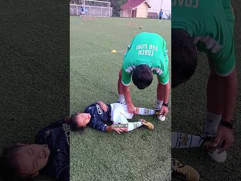 dia dorong...ya begitu sepak bola kamu harus kuat