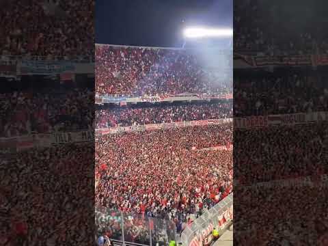 "BORRACHO SIEMPRE VOY DESCONTROLADO -hinchada de river vs the strongest" Barra: Los Borrachos del Tablón • Club: River Plate