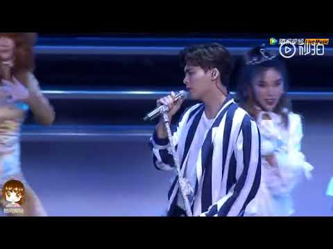 190505🐯#李易峰生日会开场 峰峰以躺在床上身穿 条纹浴袍的独特方式登场,《ShineTonight》瞬间点燃了现场火热 的气氛,随后现场